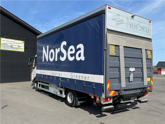 Volvo FL210 lad med skydepresning og stor lift