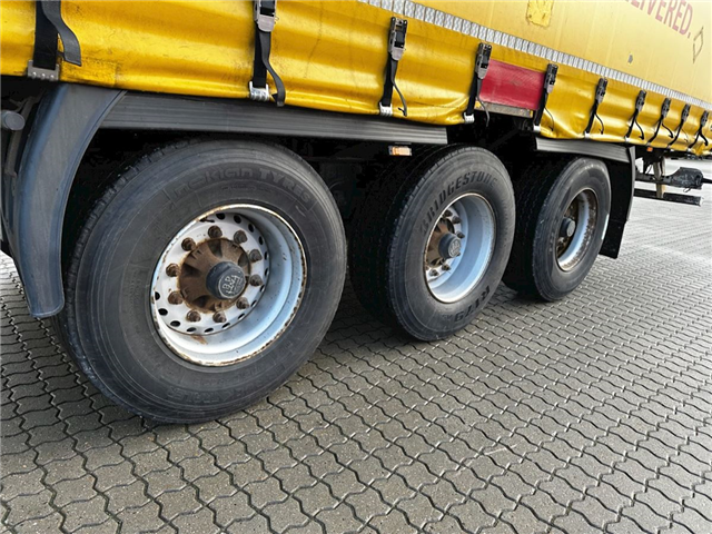 Kässbohrer Gardintrailer