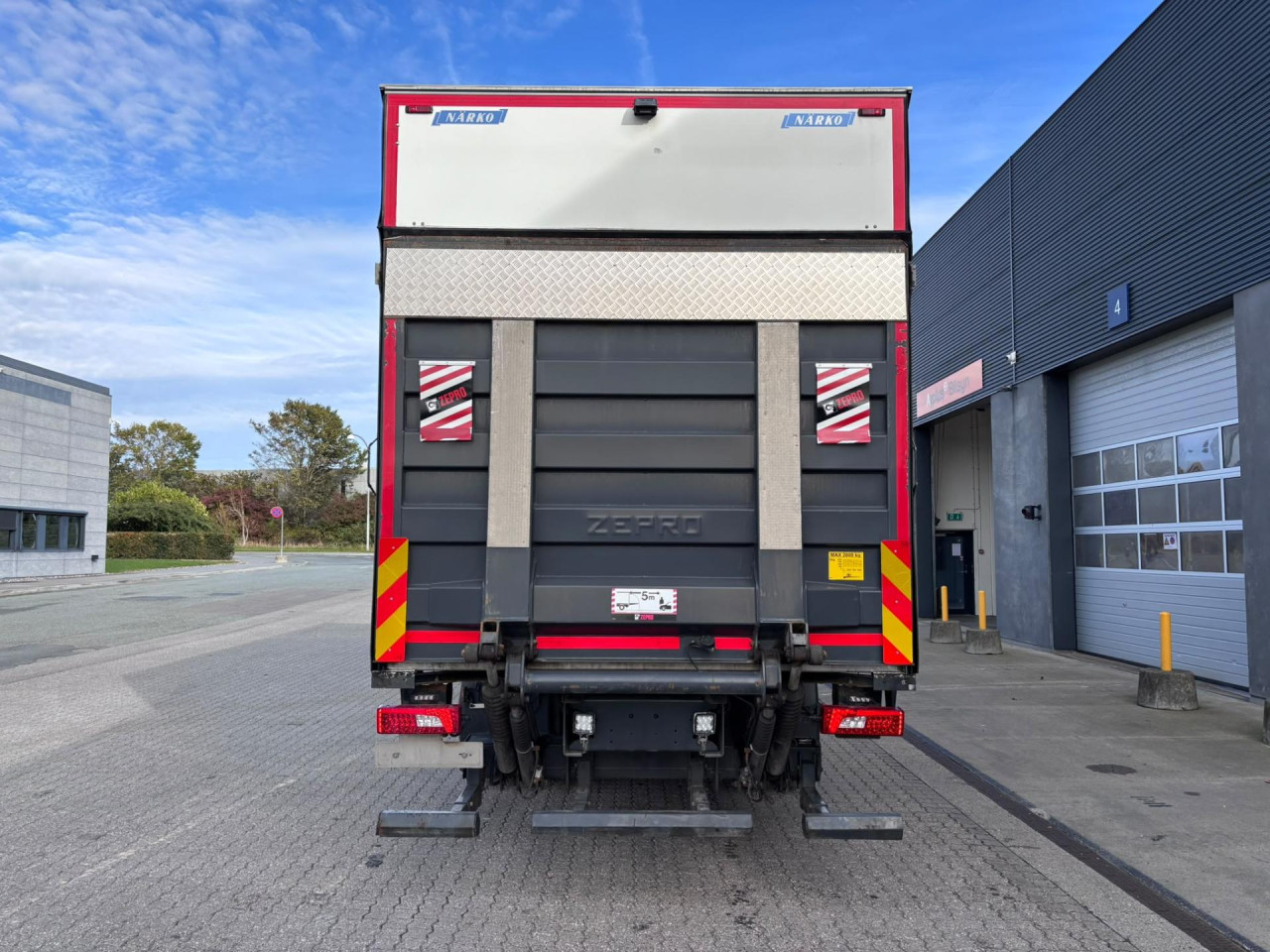 Scania P 250 B4x2NB 18 pl. Boks/Lift