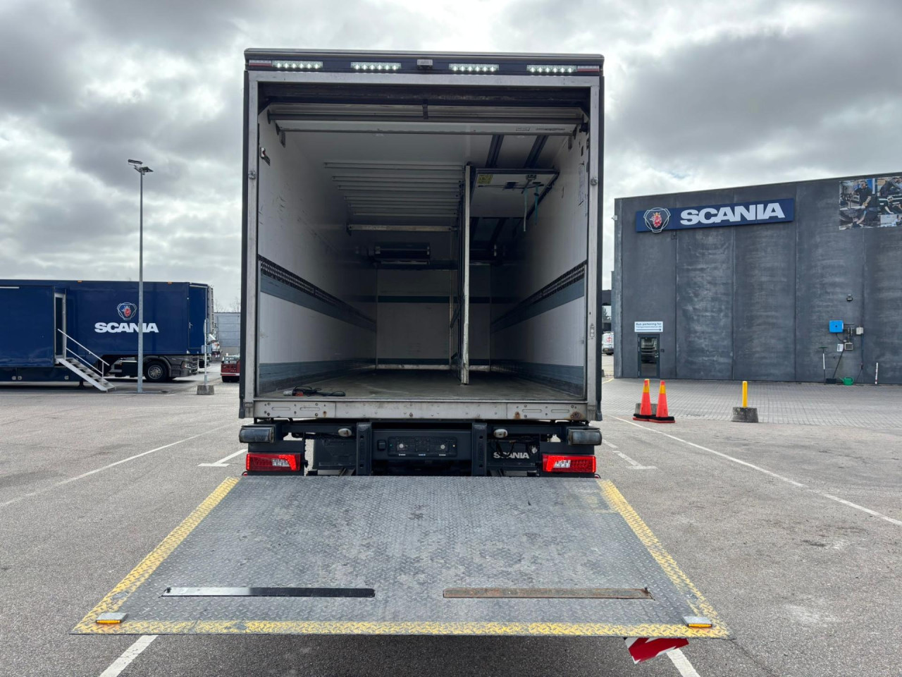 Scania P 320 B6x2*4NB Carrier Iceland Twincool Cherau pie