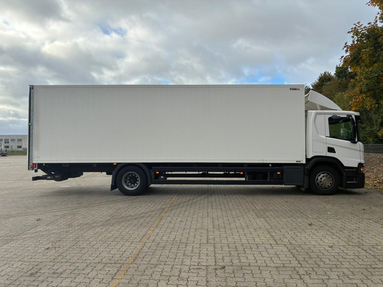 Scania P 250 B4x2NB Boks/lift
