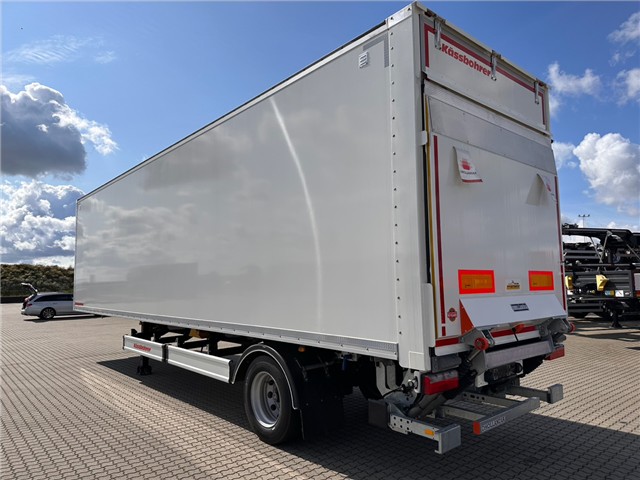 Kässbohrer Tridec, Dhollandia lift Boxtrailer