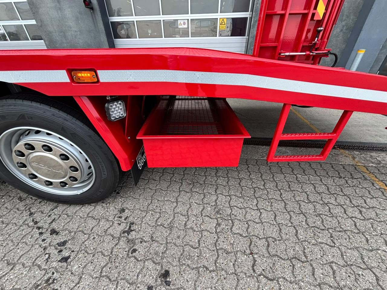 Scania R 590 B8x2*6NB Crane + machine transporter body wi