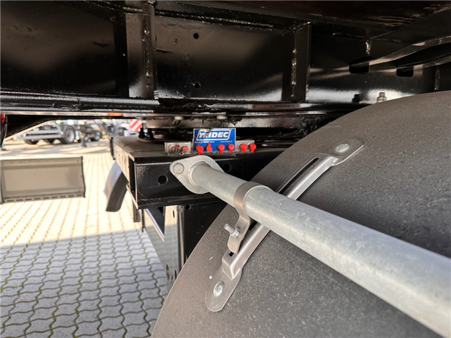 Kässbohrer Tridec, Dhollandia lift Boxtrailer