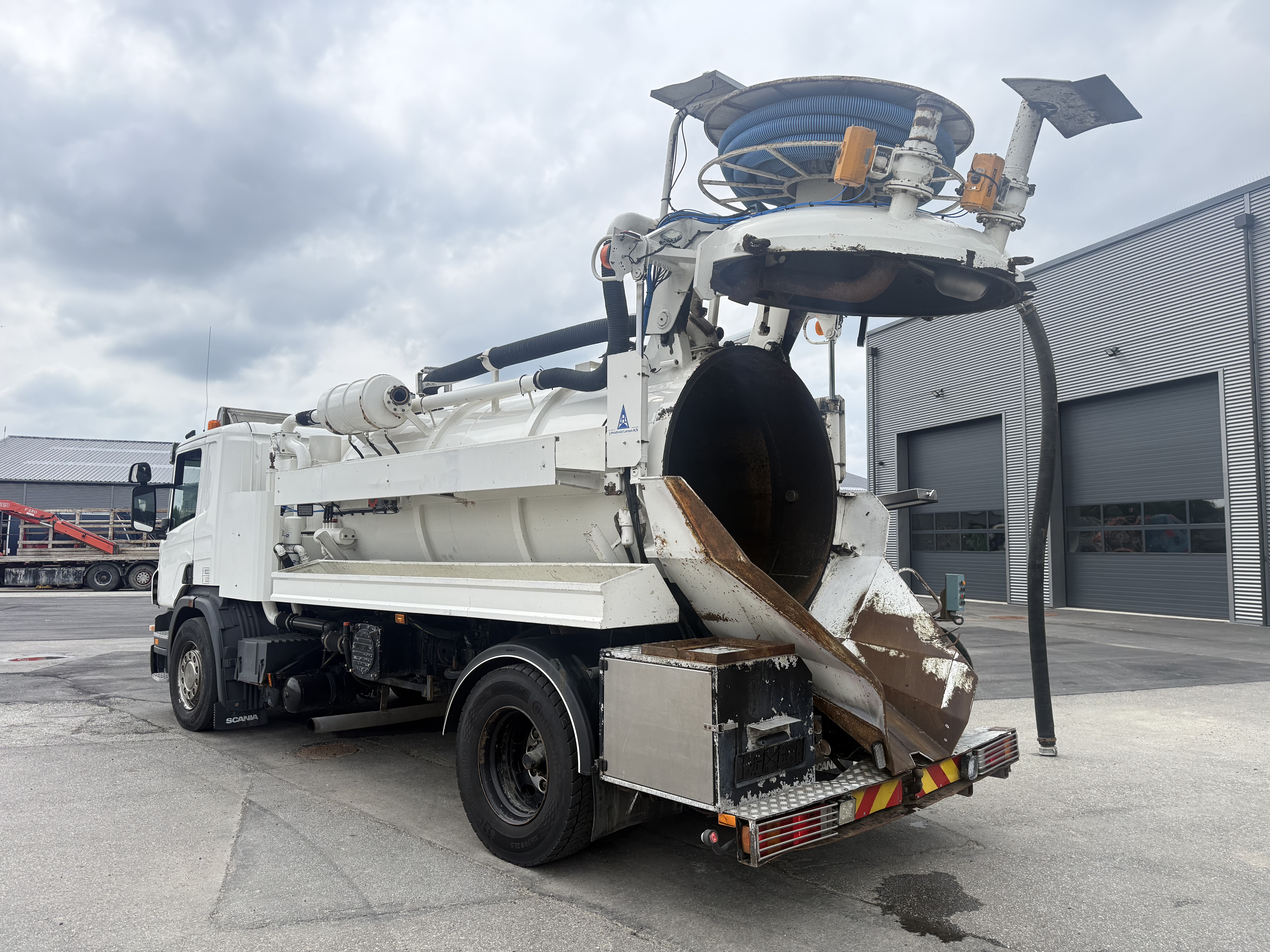 Scania P270 4x2 Hvidtved Larsen 7000 L Sugearm