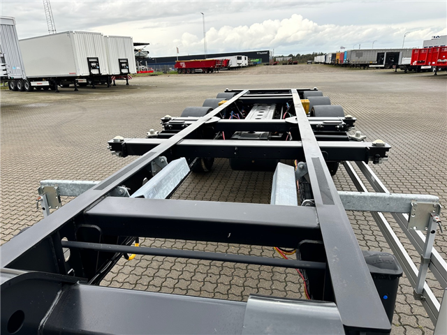 Kässbohrer Containerchassis m. udtræk bag