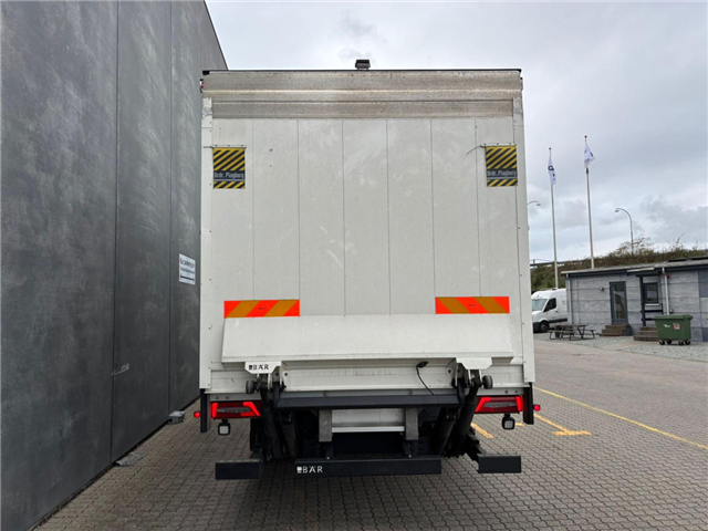 Scania P 250 B4x2NB Box/Lift