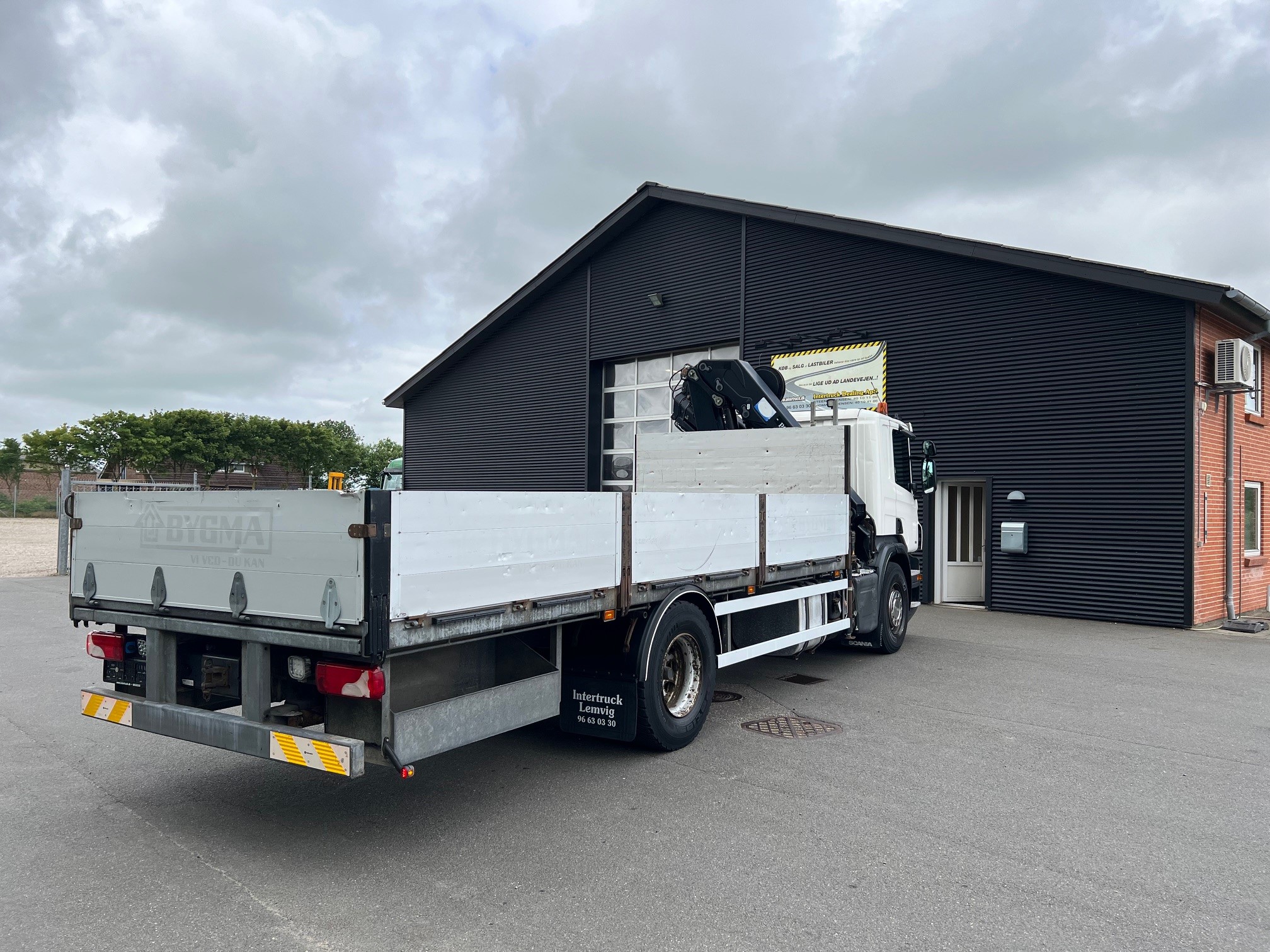 Scania P280 med HMF 1720 kran