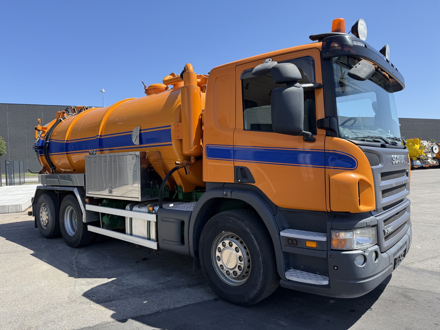 Scania P360 6x2*4 12.500 l. Korp & Son Slamsuger