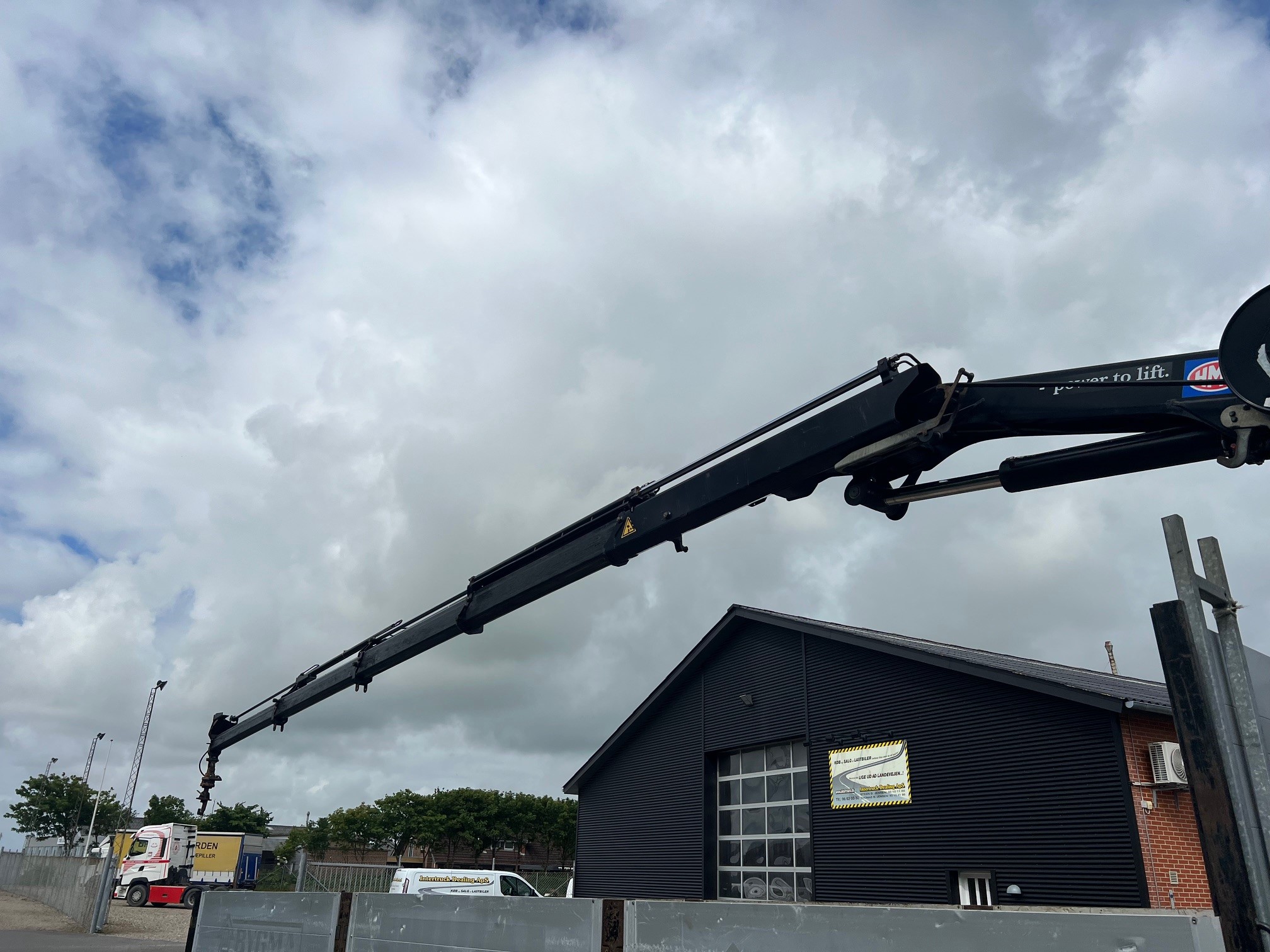 Scania P280 med HMF 1720 kran