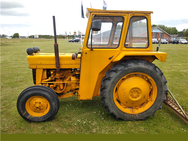 Massey Ferguson Traktor med riv påmonteret