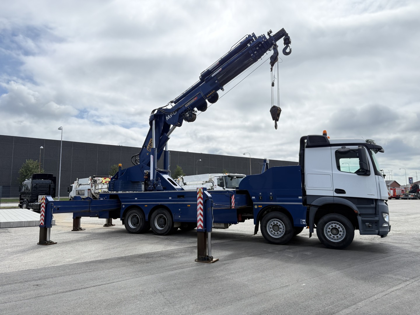 Mercedes Arocs 4153 8x4 Kran MPG 220 TM7 (Kun 8000 km)