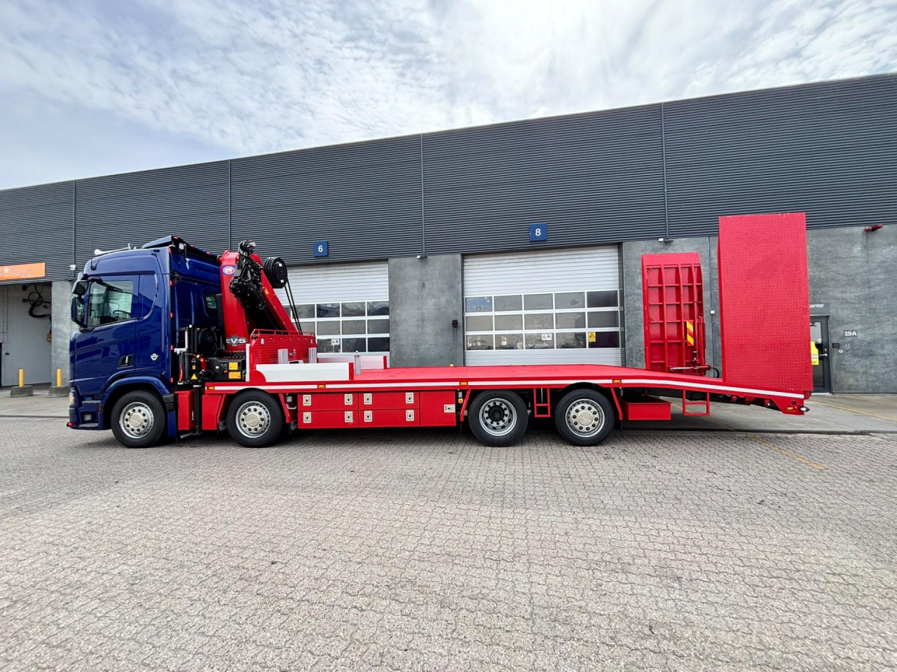 Scania R 590 B8x2*6NB Crane + machine transporter body wi