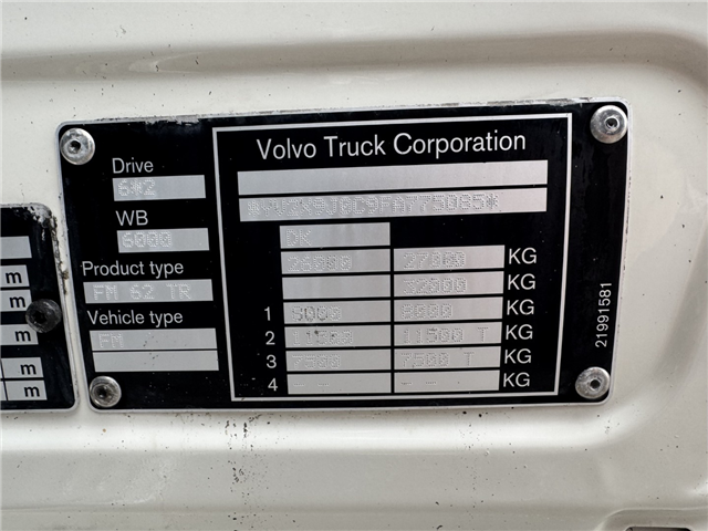 Volvo FM330 6x2*4 Carrier Supra 1250 Mt 9,9m (defekt kølemaskine)