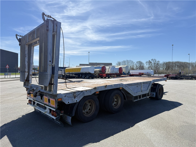 Fliegl FLT328 3 akslet Maskinanhænger m/hjulbrønd