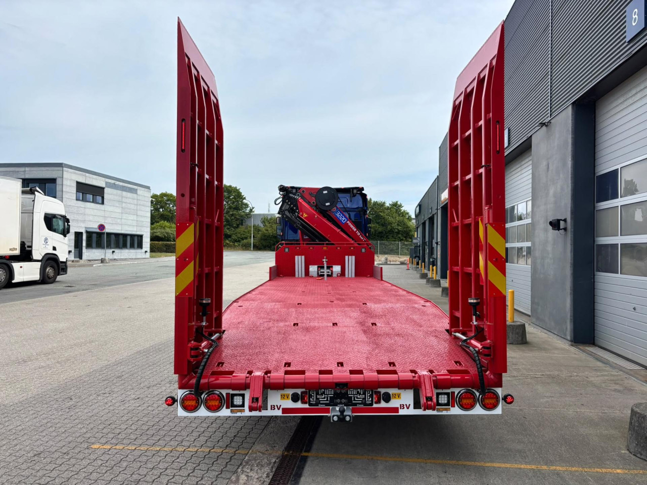 Scania R 590 B8x2*6NB Crane + machine transporter body wi