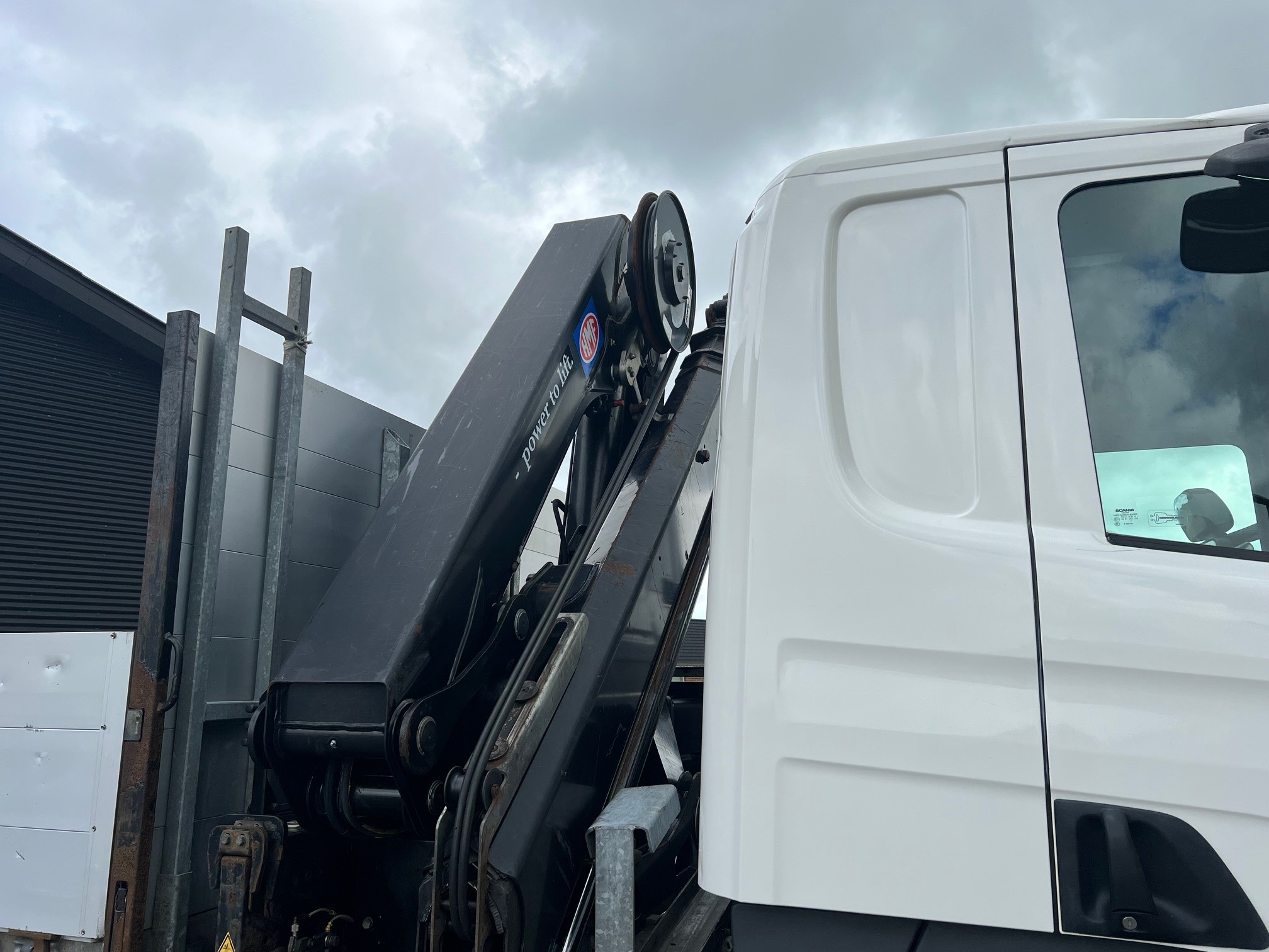 Scania P280 med HMF 1720 kran