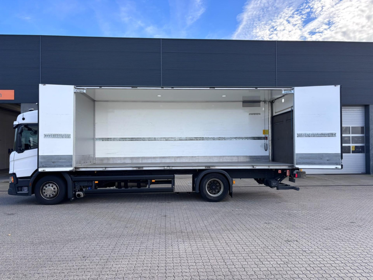 Scania P 250 B4x2NB 18 pl. Boks/Lift