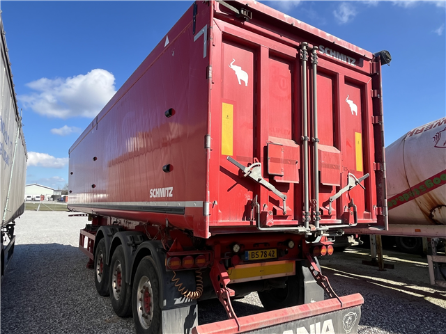 Schmitz tip trailer