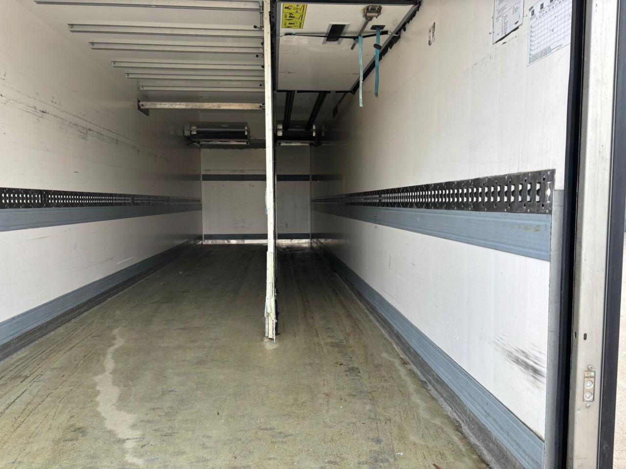 Scania P 320 B6x2*4NB Carrier Iceland Twincool Cherau pie