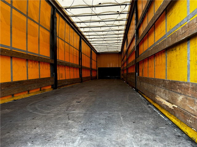 Kässbohrer Gardintrailer