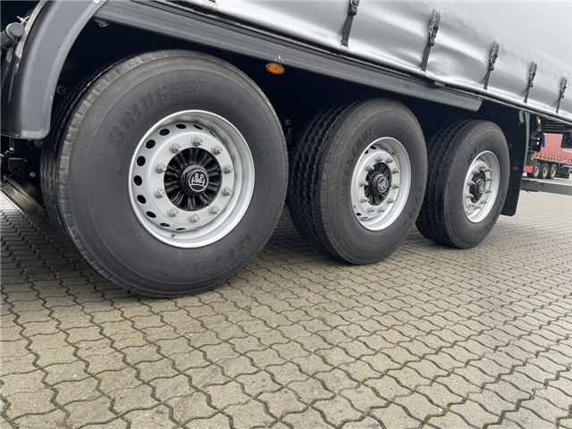 Kässbohrer 3 aks. gardintrailer m. truckbeslag