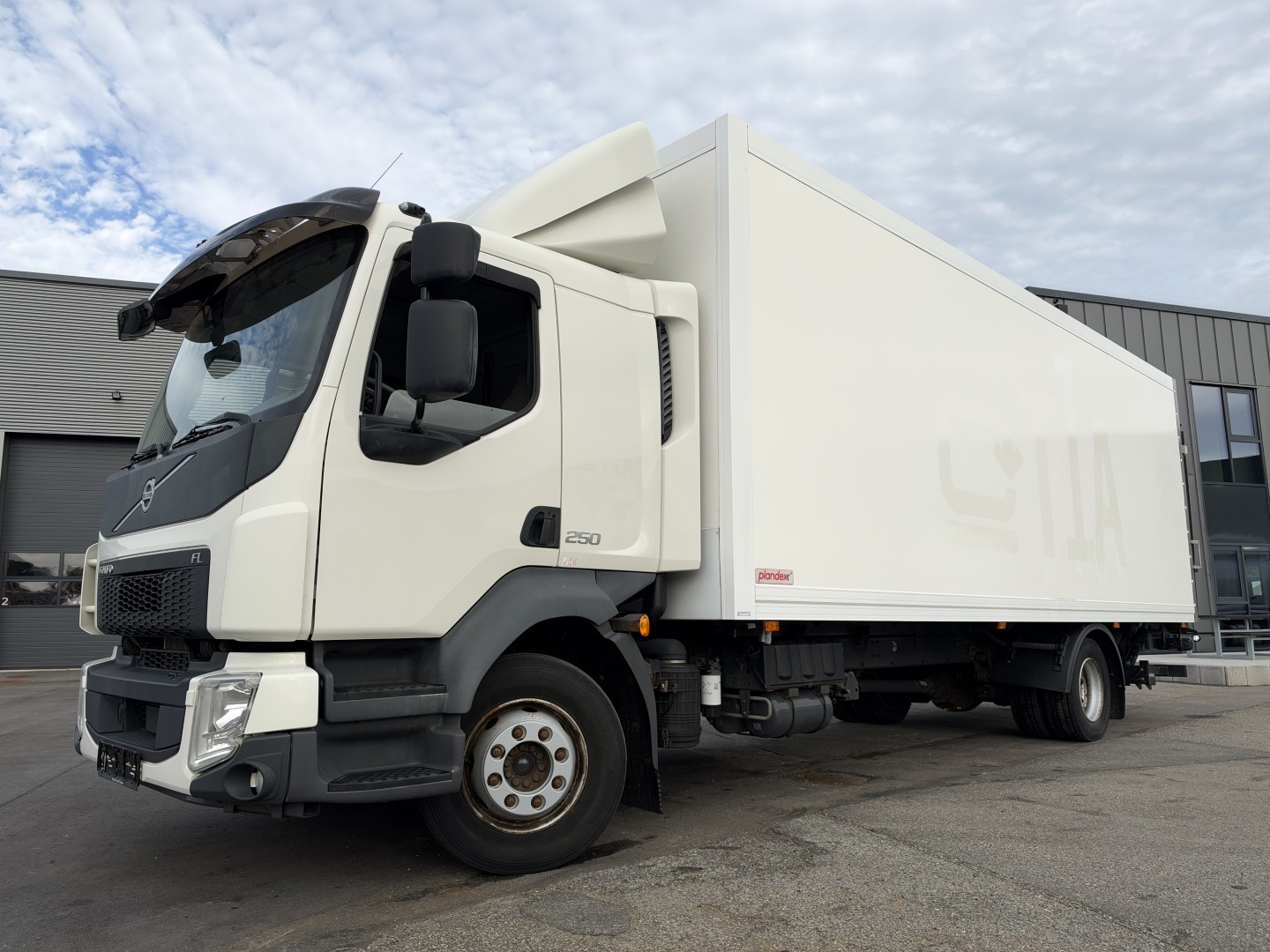 Volvo FL250 4x2 7,45 m. fast kasse med 2,5 t. lift