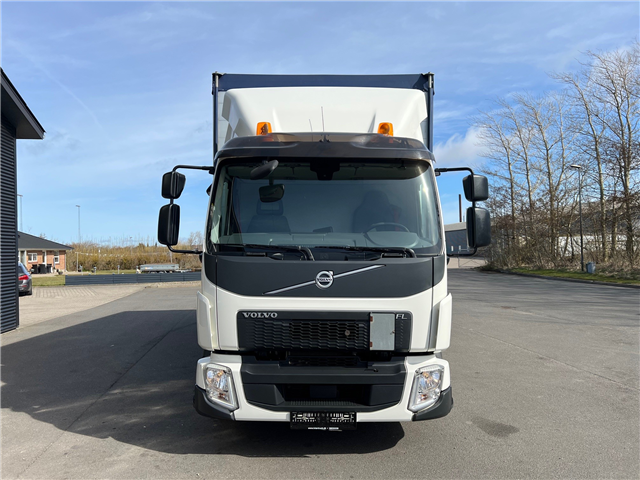 Volvo FL210 lad med skydepresning og stor lift
