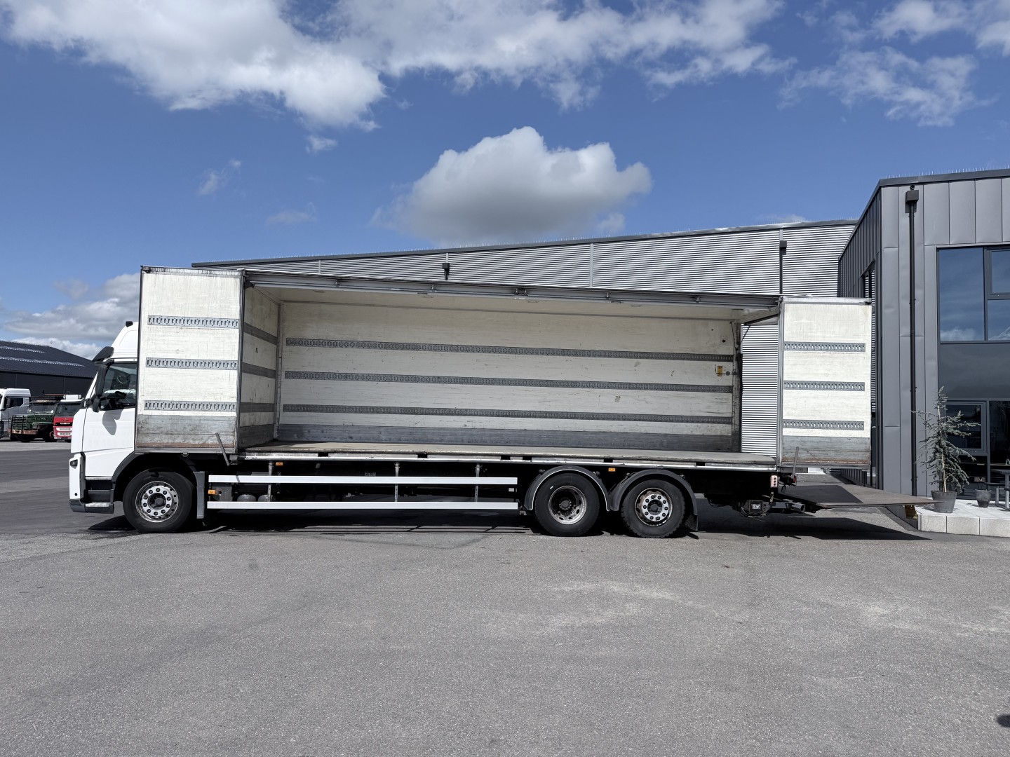 Volvo FM 330 6x2*4 Sideåbning 8.7 m