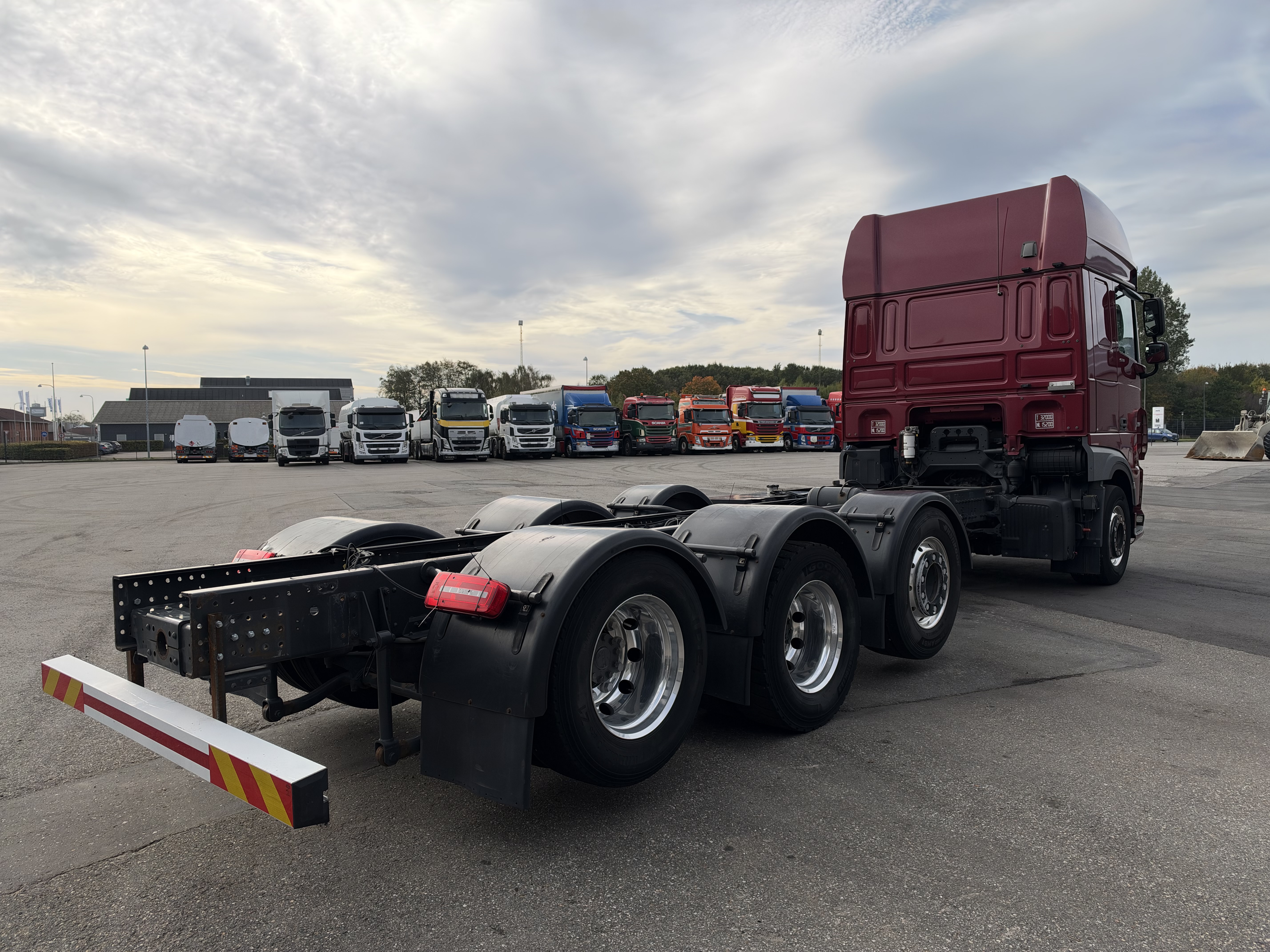 DAF XF530 8x2/4 Super Space Cab chassis