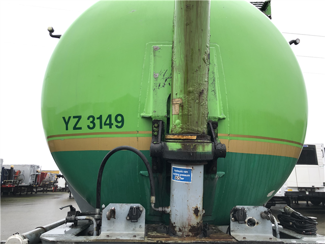 Feldbinder Silotrailer m. tip