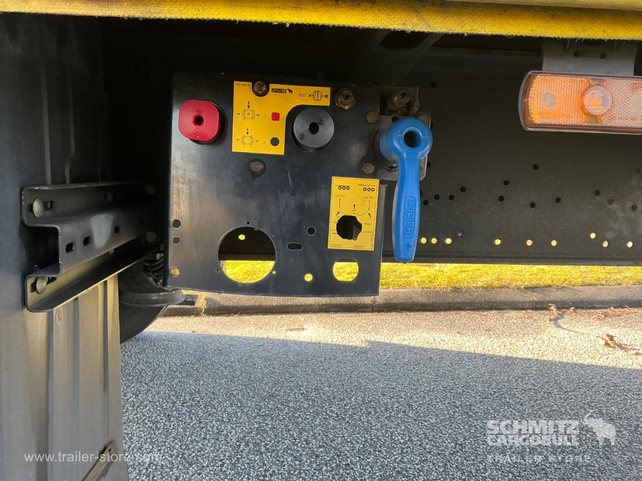 Schmitz Semi Curtainsider Mega