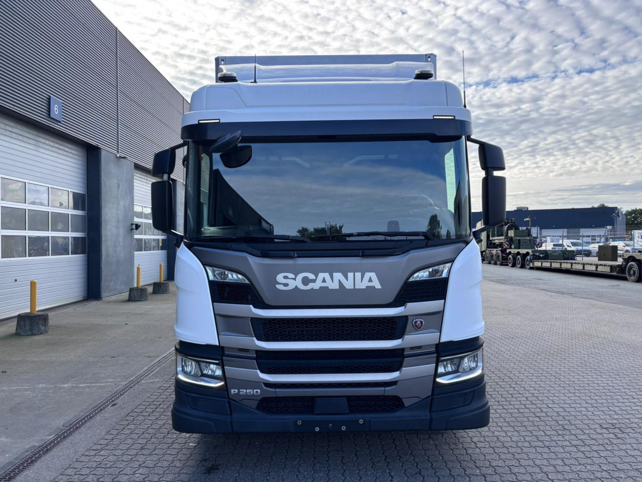Scania P 250 B4x2NB 18 pl. Boks/Lift