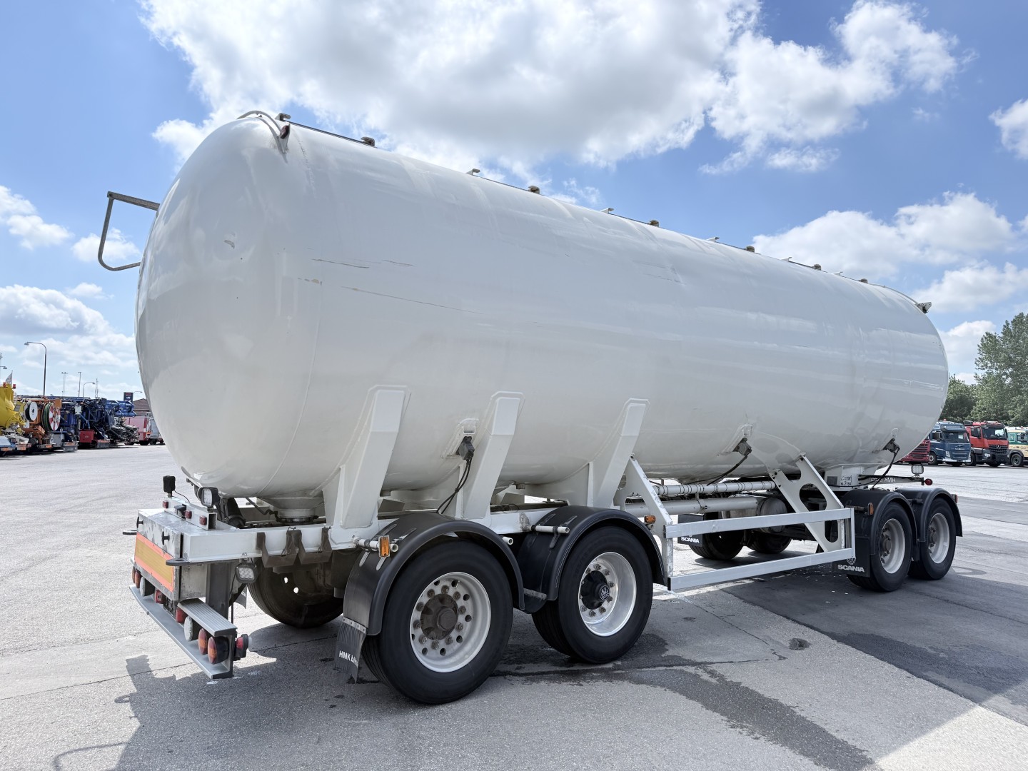 HMK Bilcon 4 akslet 30 t. 42 m3 Silo tank 6 rum