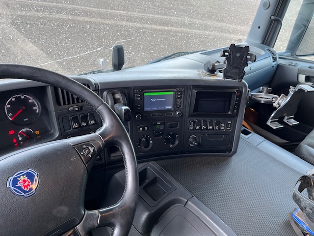 Scania P450 8X2*6 Knæklad + Kran HMF1820 – Machinetransporter