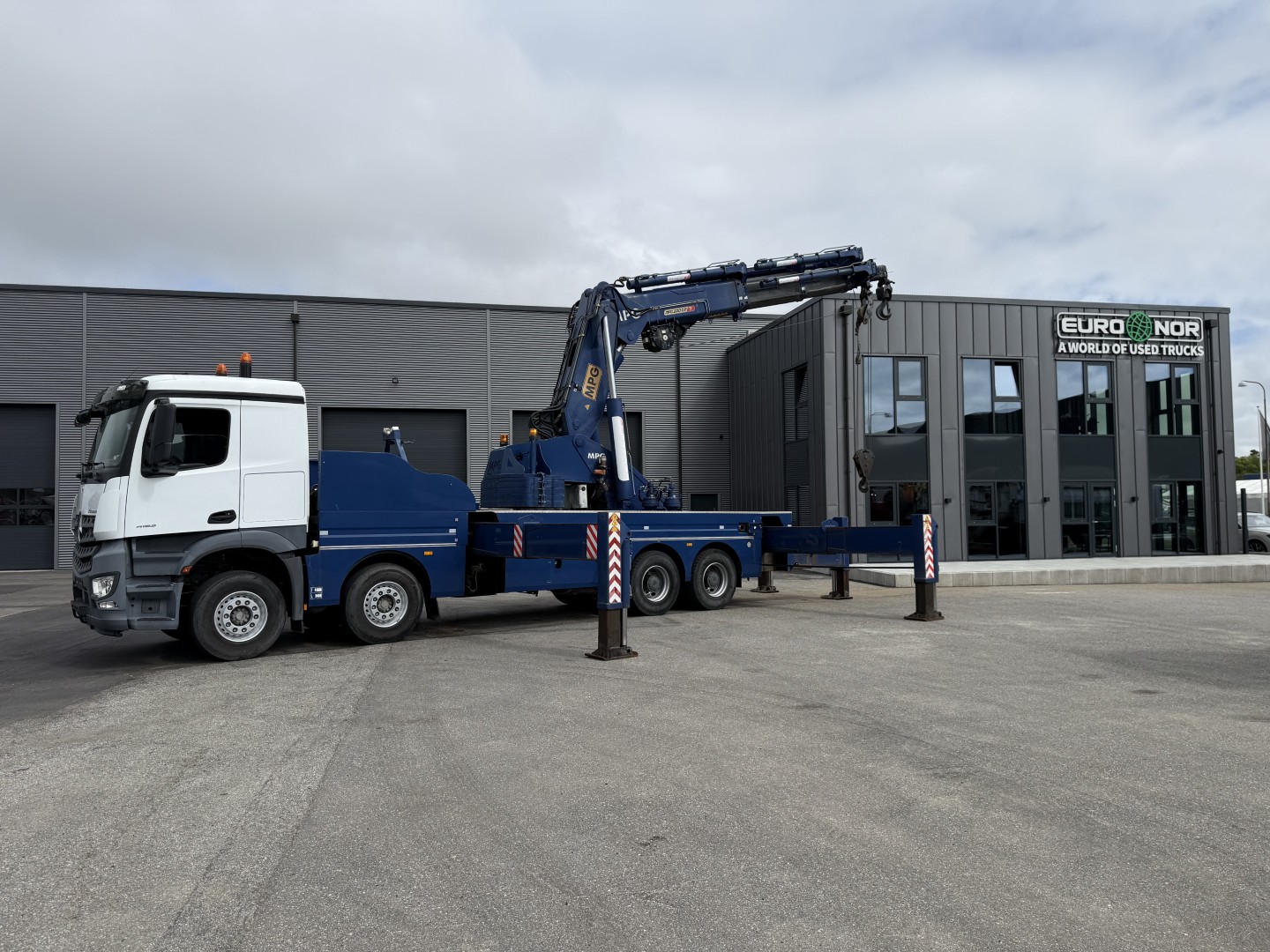 Mercedes Arocs 4153 8x4 MPG 220 TM7
