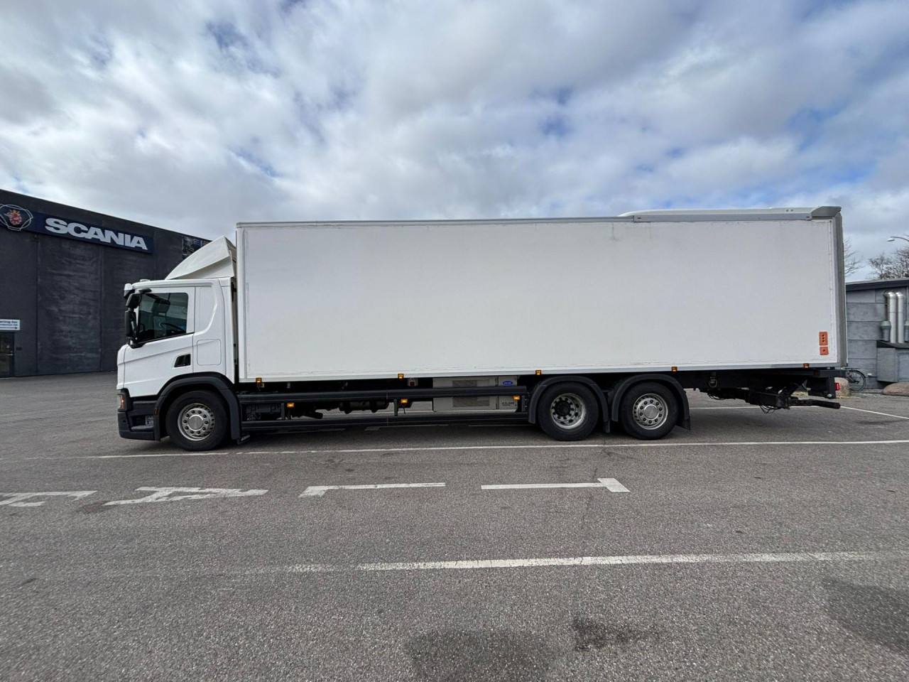 Scania P 320 B6x2*4NB Carrier Iceland Twincool Cherau pie