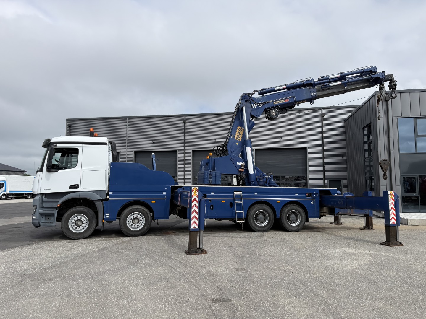 Mercedes Arocs 4153 8x4 Kran MPG 220 TM7 (Kun 8000 km)
