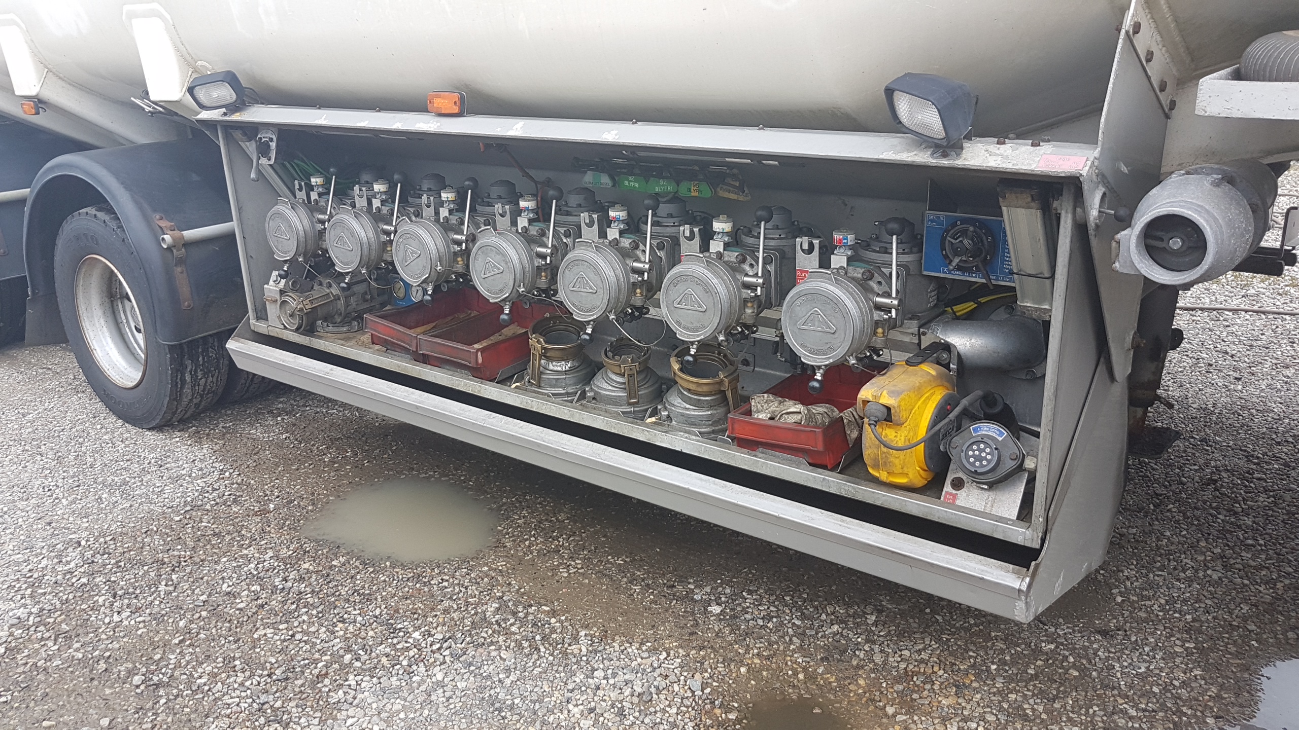 HMK BILCON, 41000 L ADR TANKTRAILER FUEL PUMPE