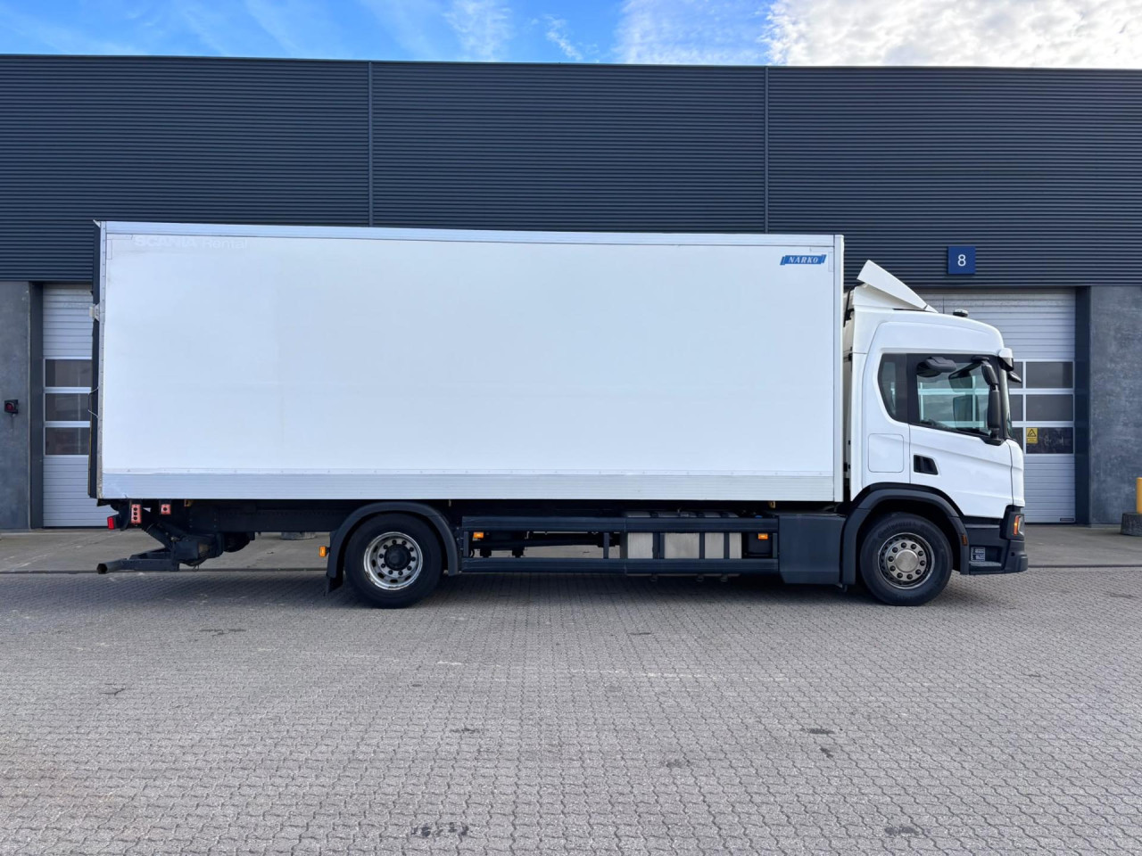 Scania P 250 B4x2NB 18 pl. Boks/Lift