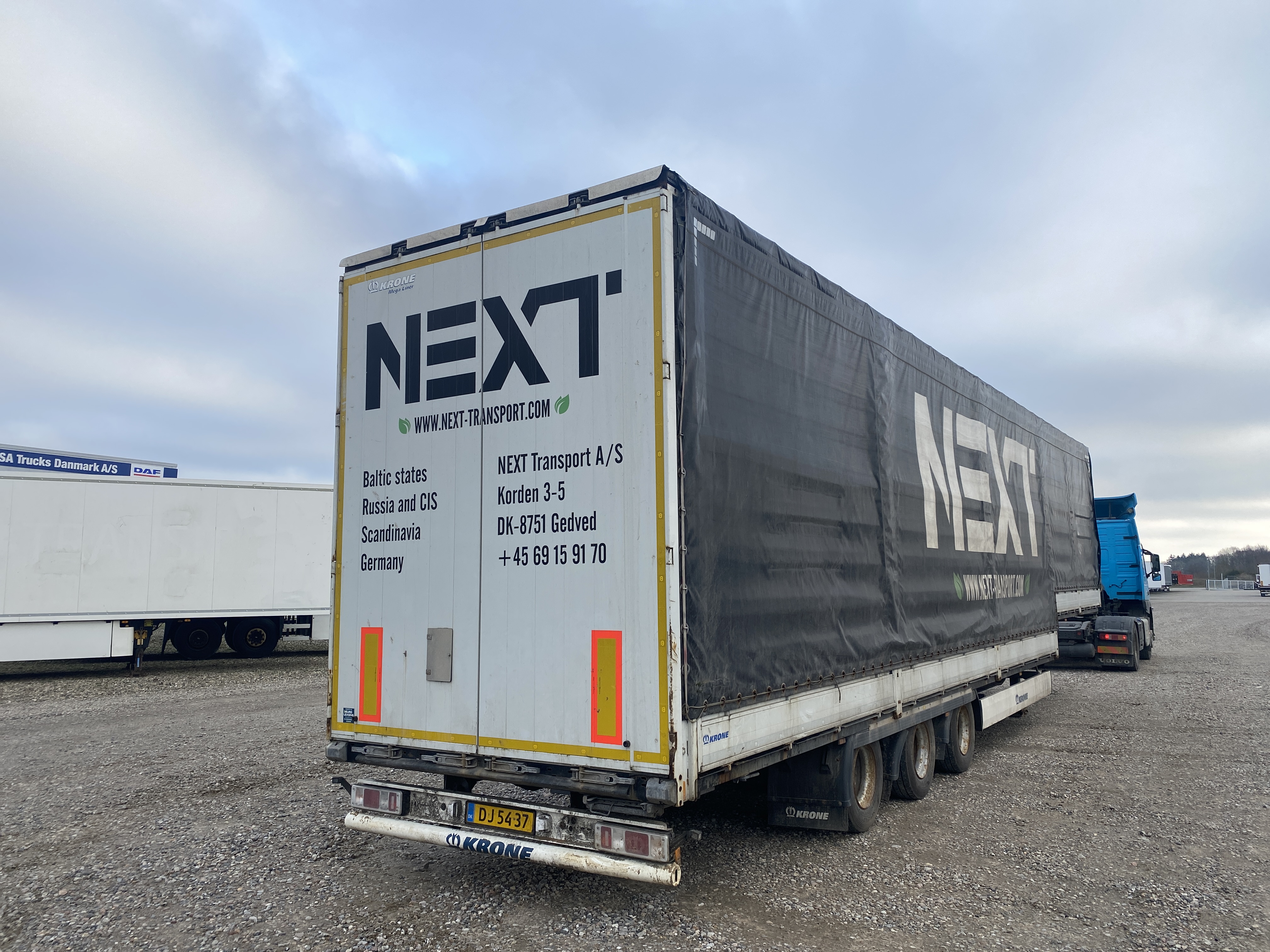 Krone 3-akslet nedbygget med alusider samt skydetag