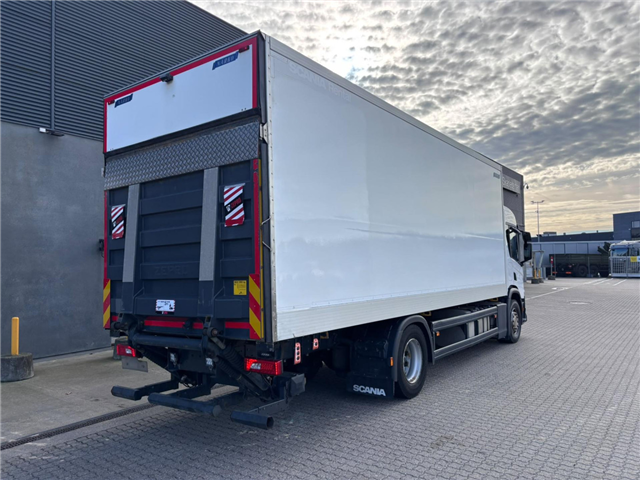 Scania P 250 B4x2NB 18 pl. Boks/Lift