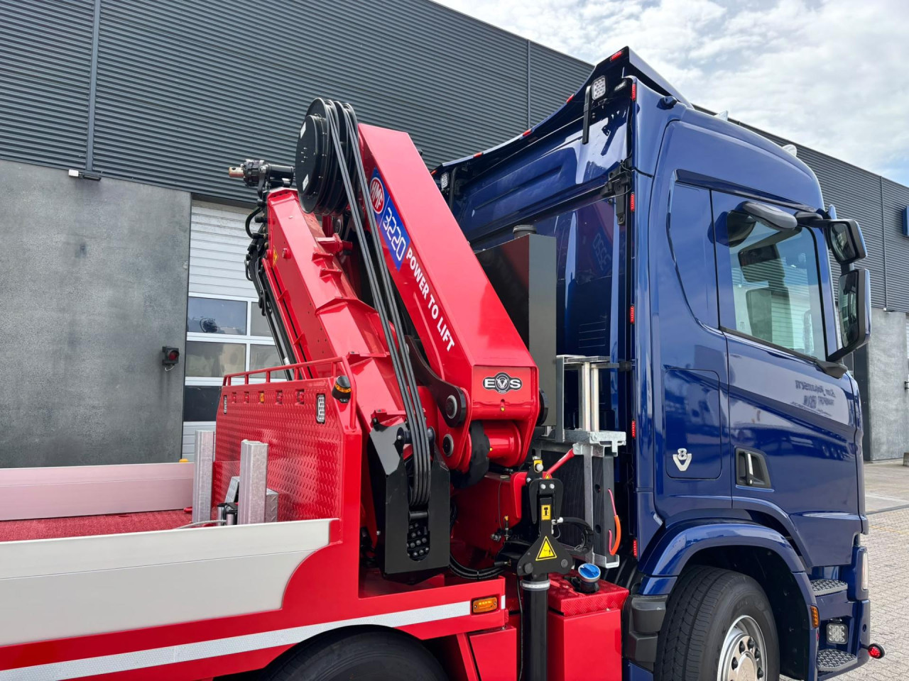 Scania R 590 B8x2*6NB Crane + machine transporter body wi