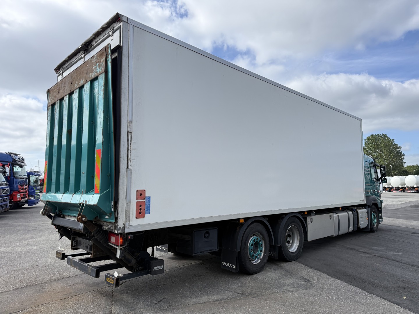 Volvo FM330 6x2*4 Carrier Supra 1050 Nordic