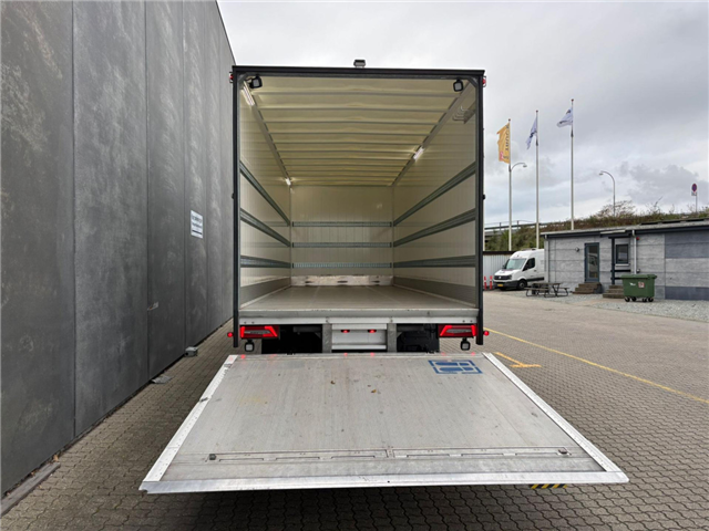 Scania P 250 B4x2NB Box/Lift