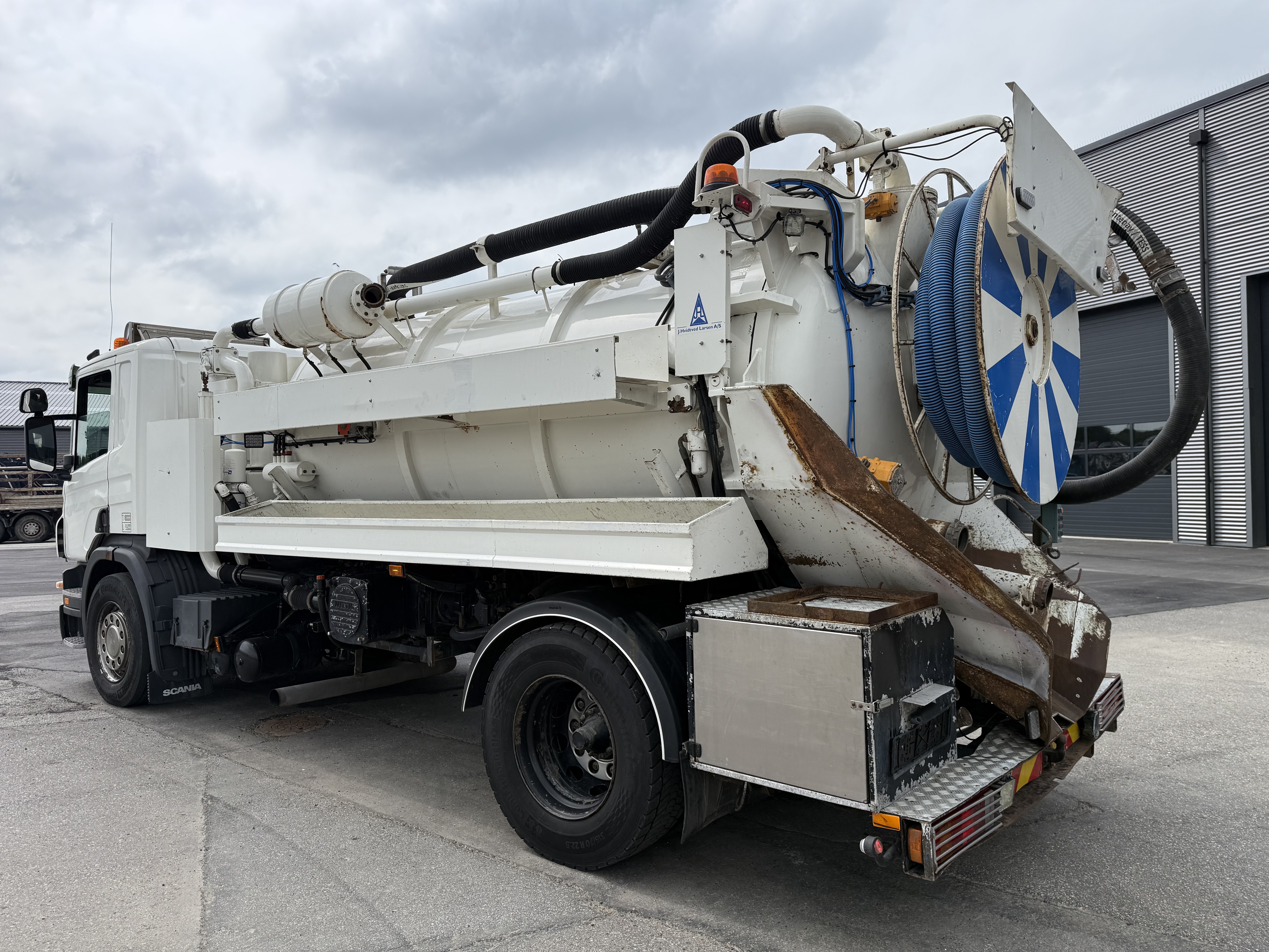Scania P270 4x2 Hvidtved Larsen 7000 L Sugearm