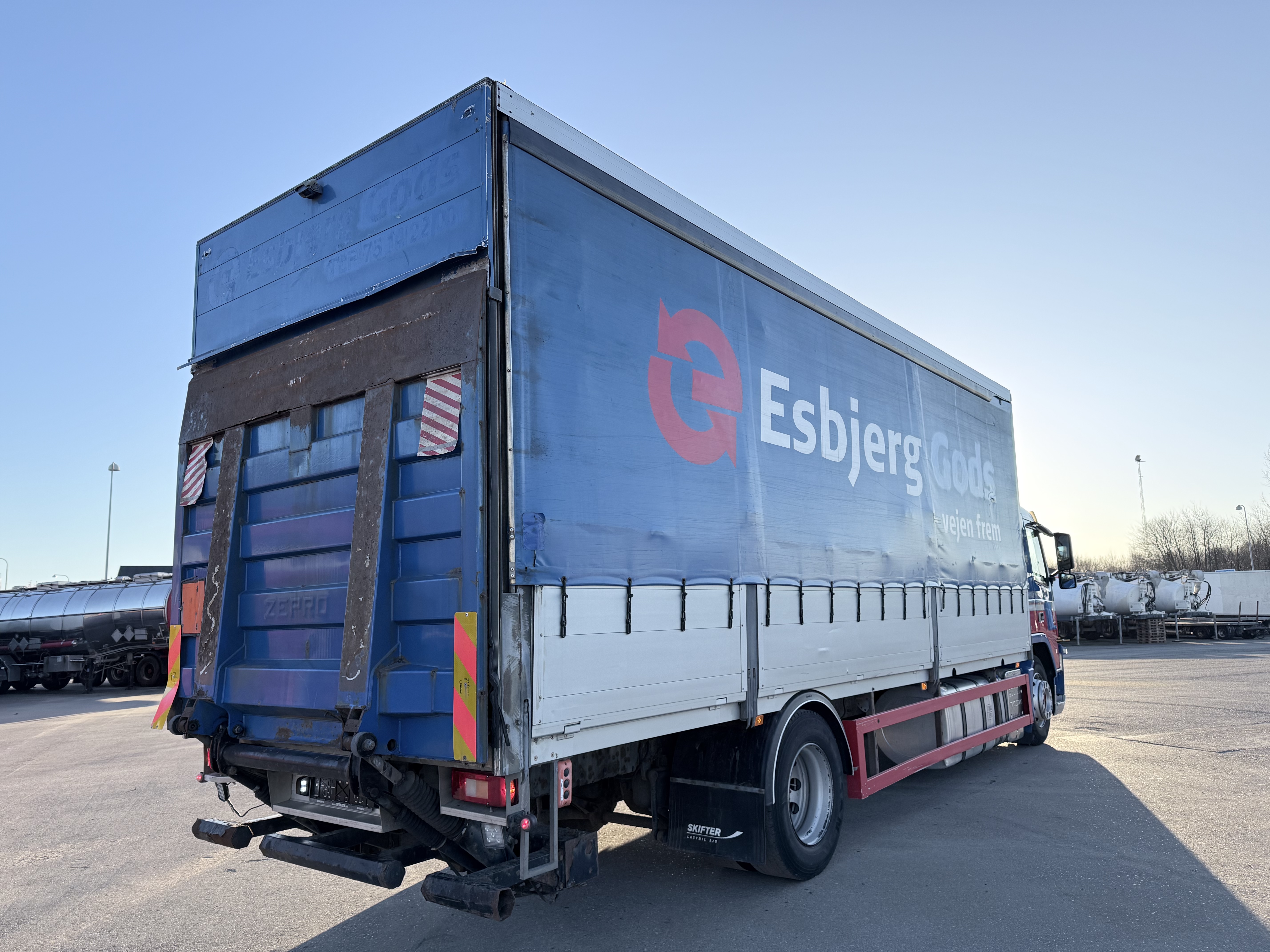 Volvo FM 330 7,7 m 4x2 Fragtlad & lift