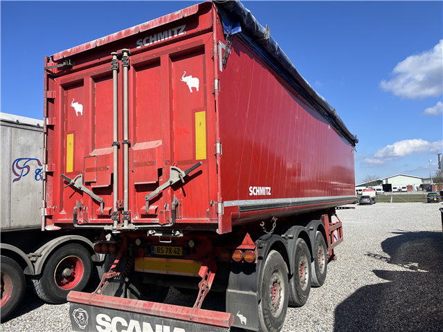 Schmitz tip trailer