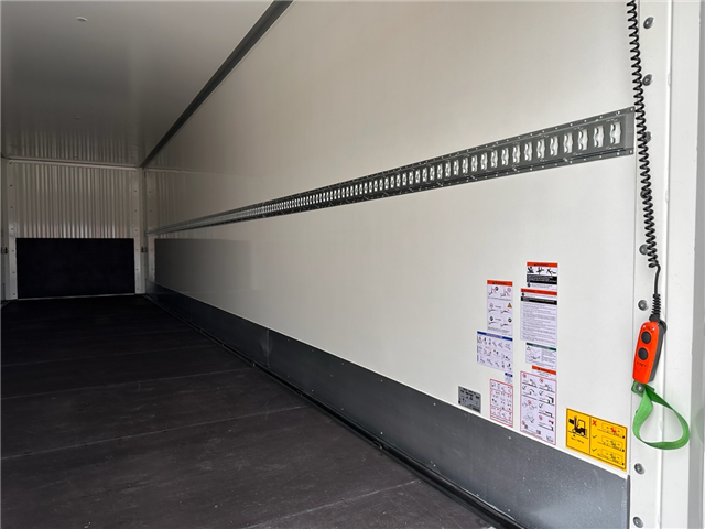 Kässbohrer Tridec, Dhollandia lift Boxtrailer