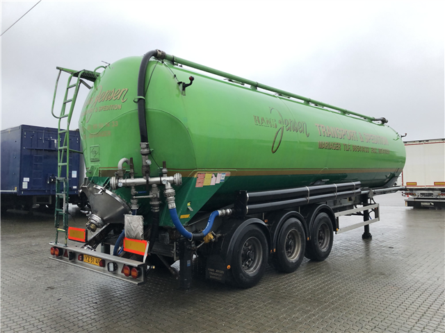 Feldbinder Silotrailer m. tip